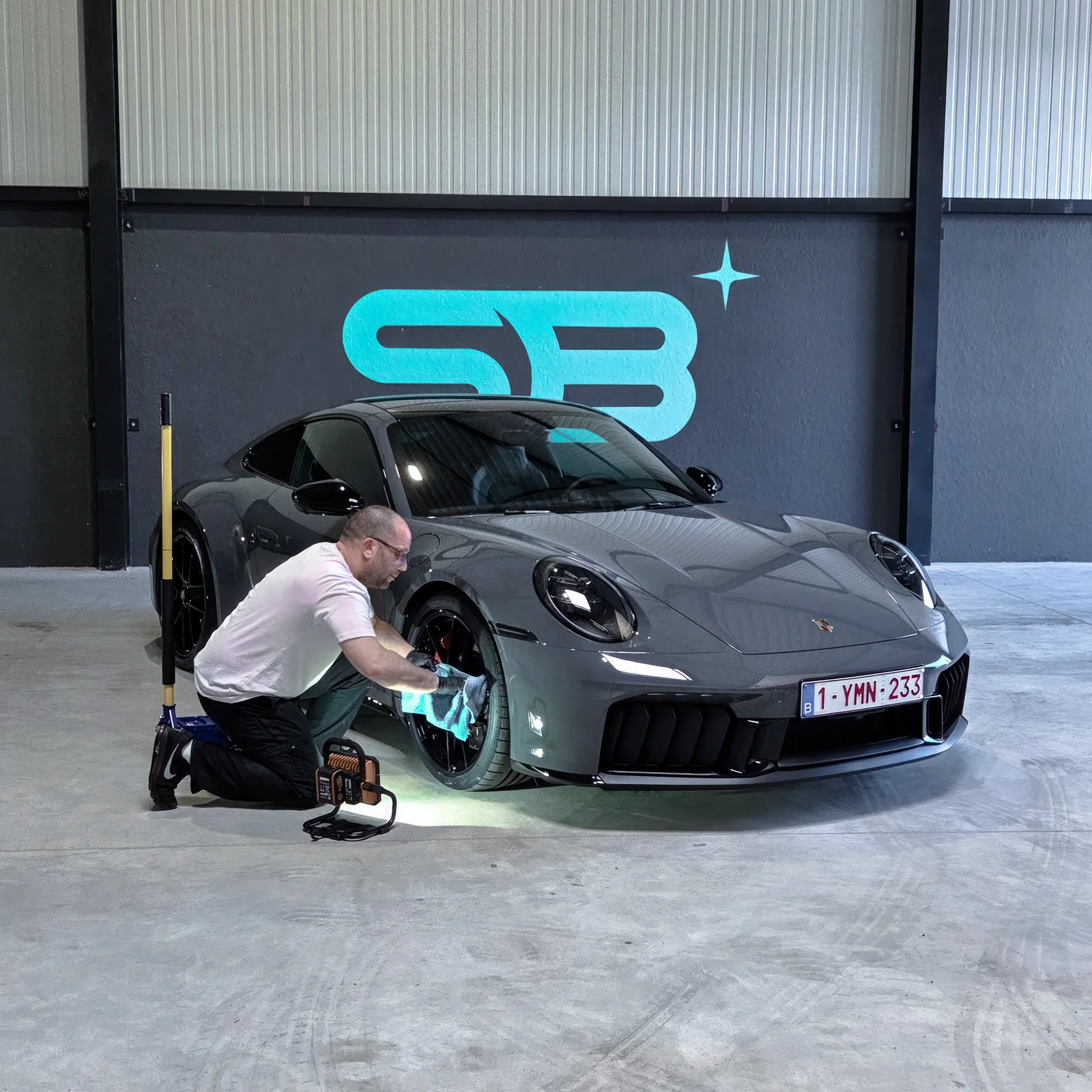 SB Cosmétique Auto — marquage sur véhicule en situation